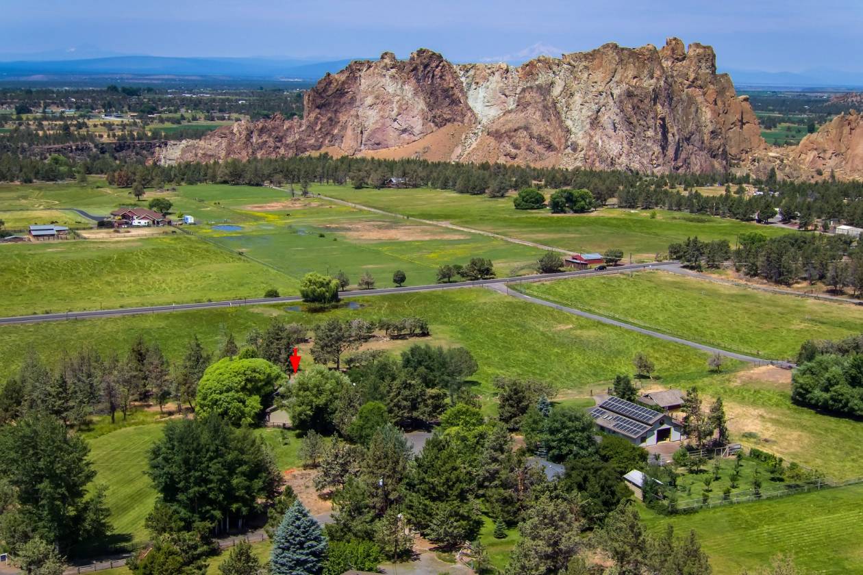 An exceptional property that offers privacy and proximity to Redmond