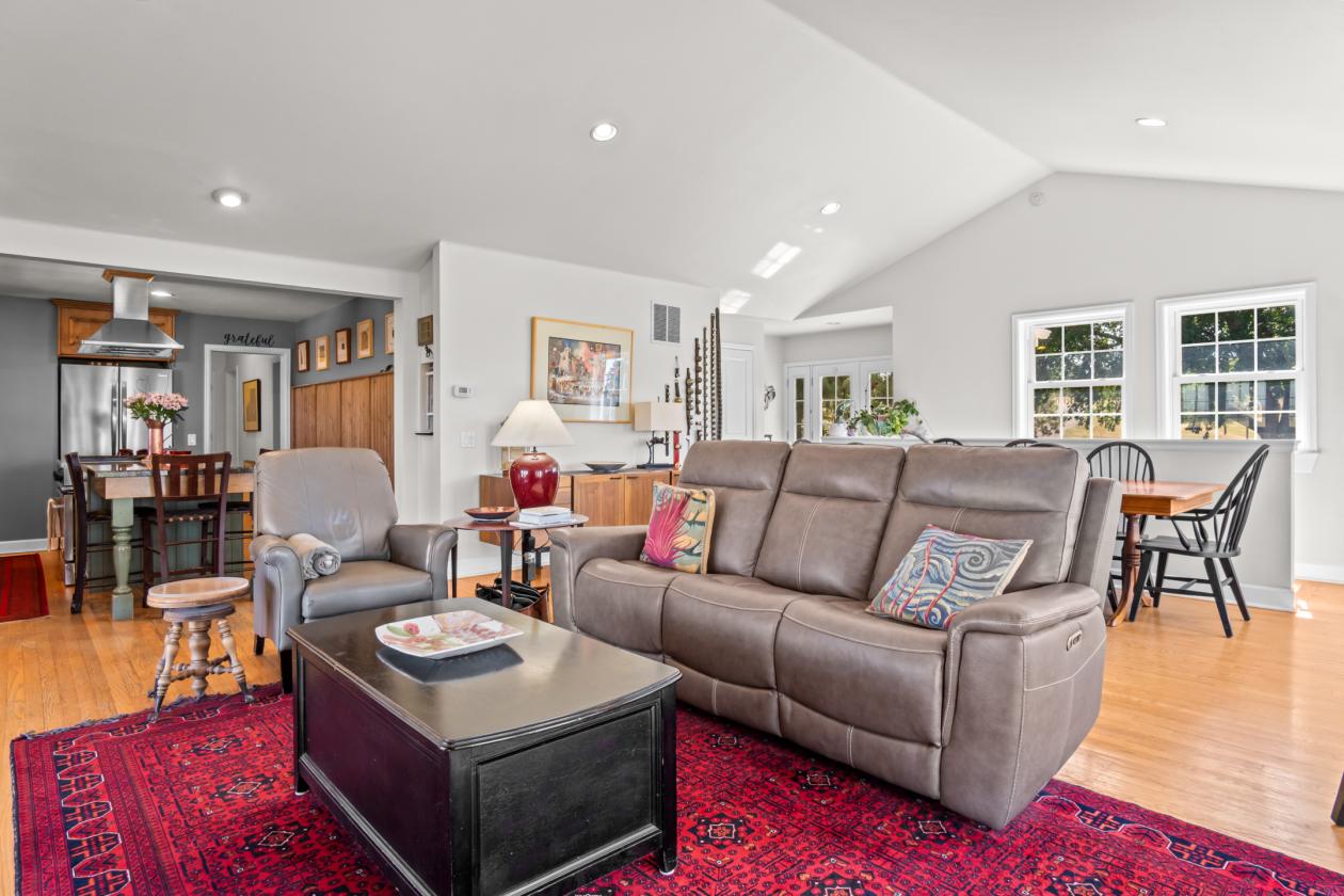 Exceptional Equestrian Estate With Indoor Arena - photo 3