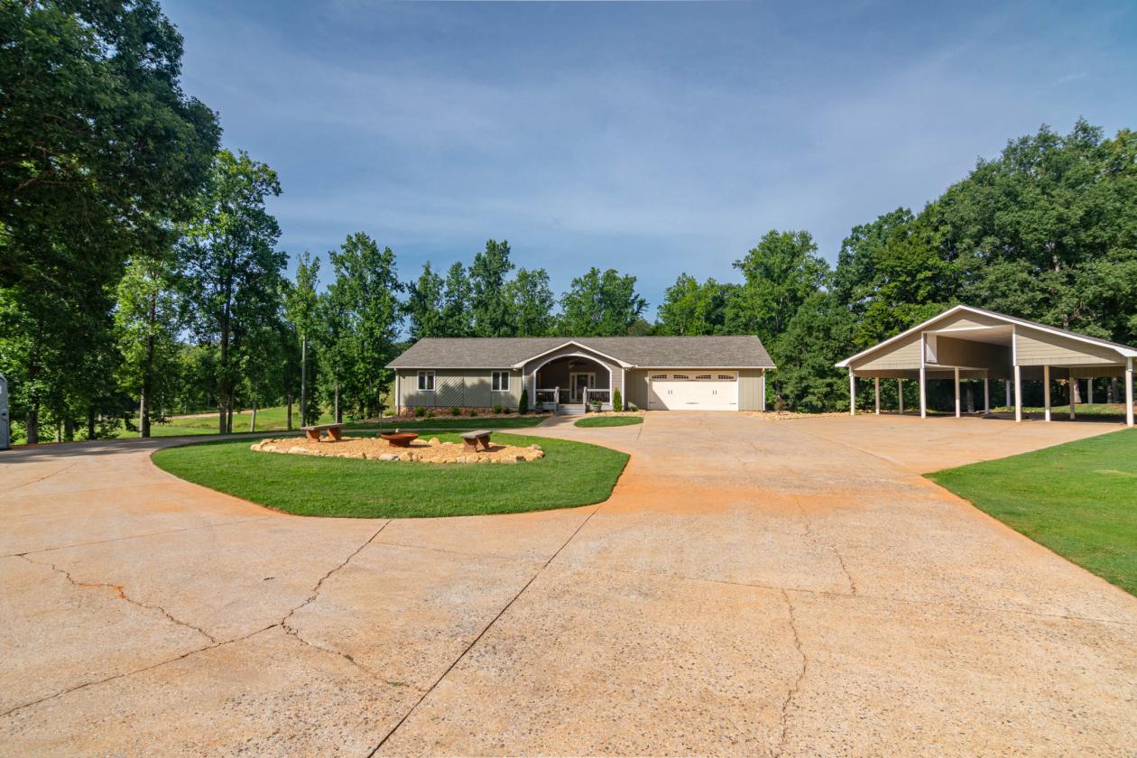 FANTASTIC EQUESTRIAN PROPERTY - photo 1