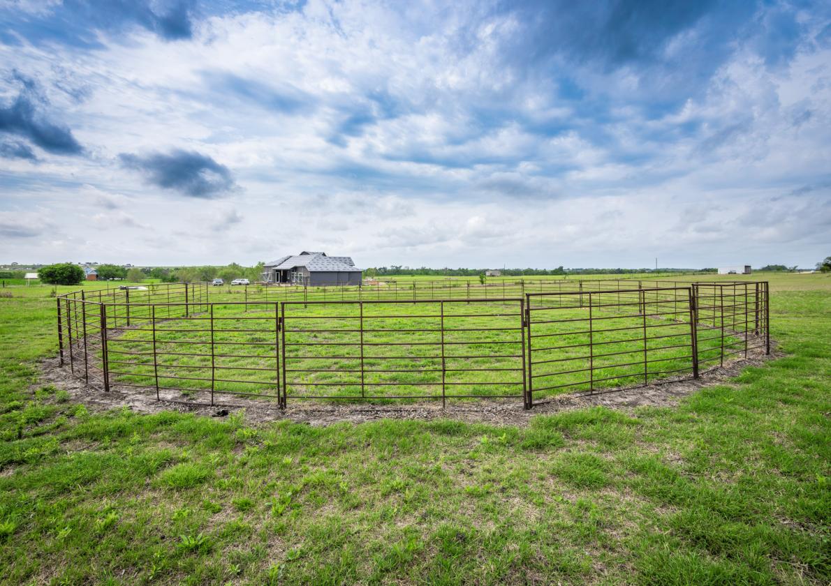 Classic 1946 Farmhouse with Barn & Arena - photo 18