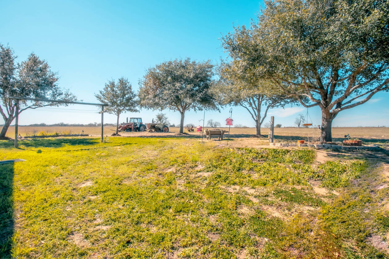 Beautiful Ranch style home on 50 acres Floresville, Wilson County