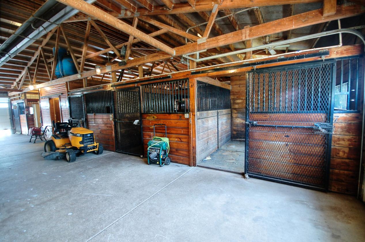 Morris horse farm with heated stable & Indoor - photo 8