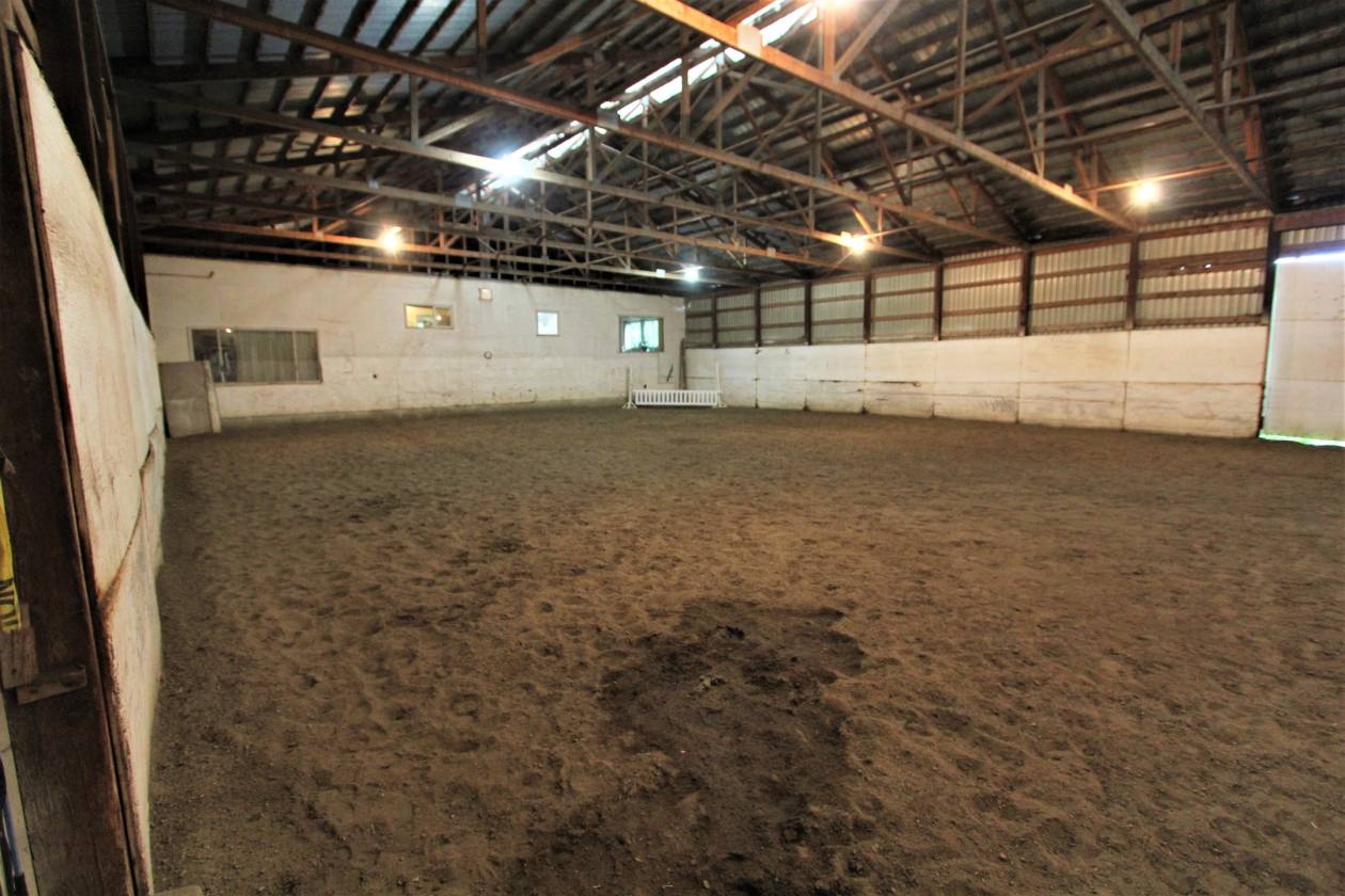 60' X 160' INDOOR RIDING ARENA!!! 24 box stalls, Round... Armstrong