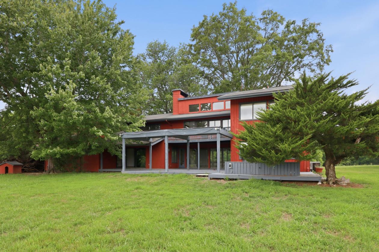 Grand Modern Farmhouse & Barn on almost 30 acres - photo 5