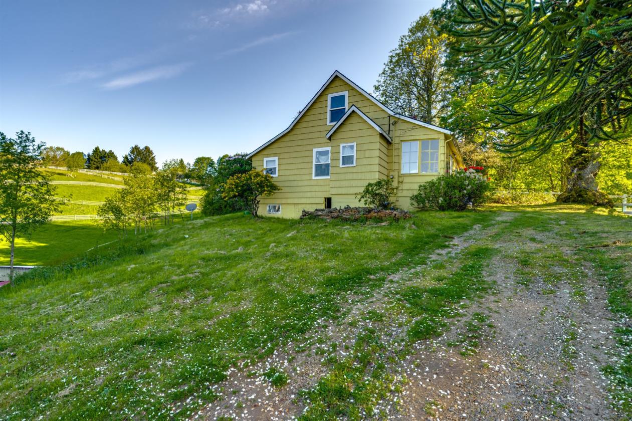 Luxury equestrian estate with pool, barn, arenas - photo 27