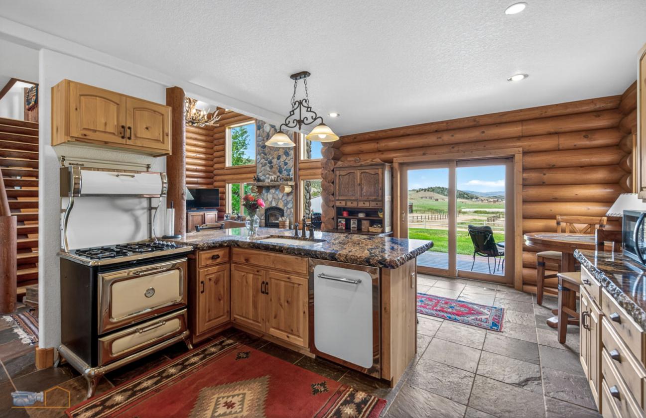 Log Home on 40 Acres! - photo 11