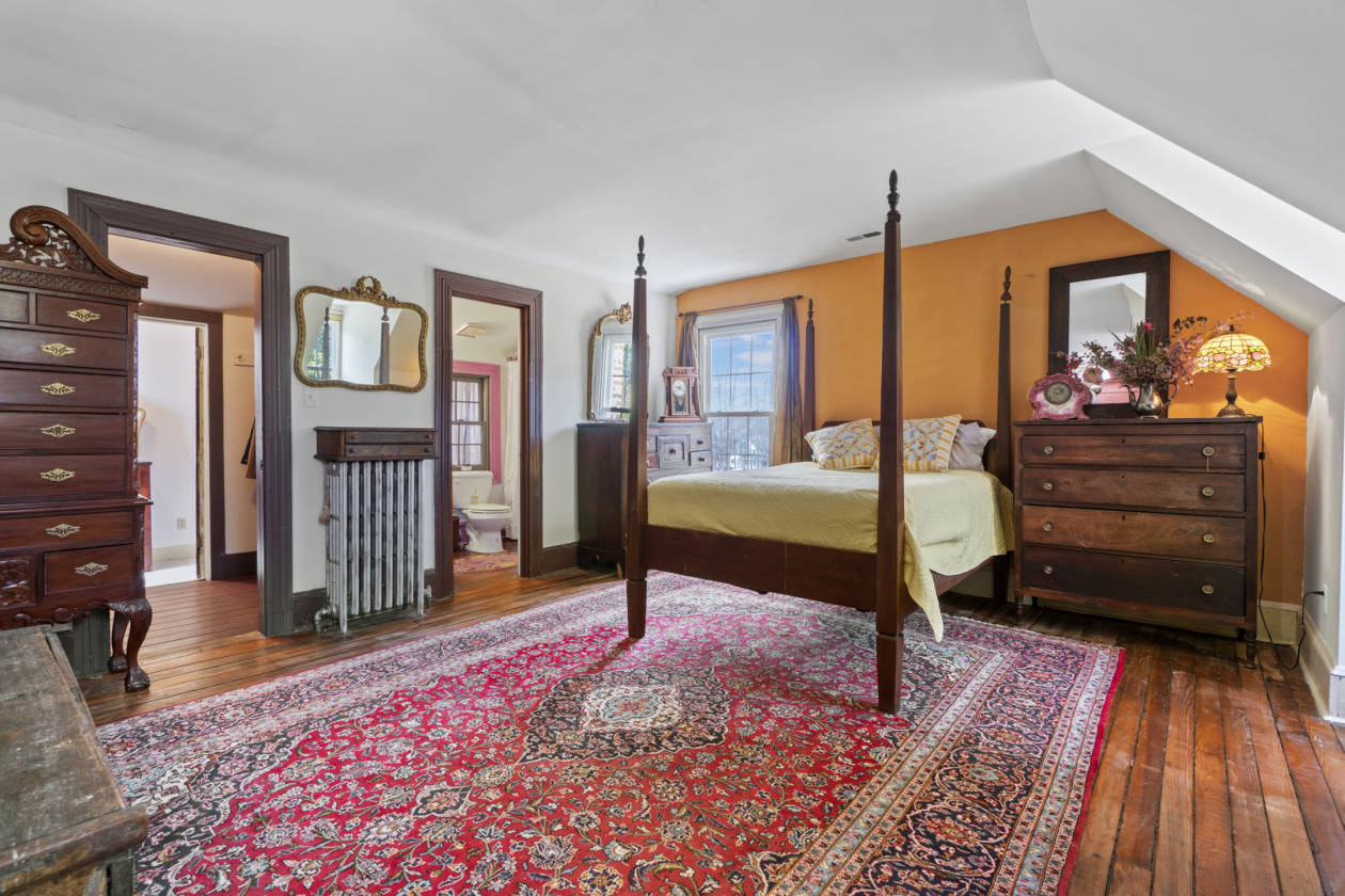 Pre-revoutionary home on a 10-acre horse farm! - photo 8