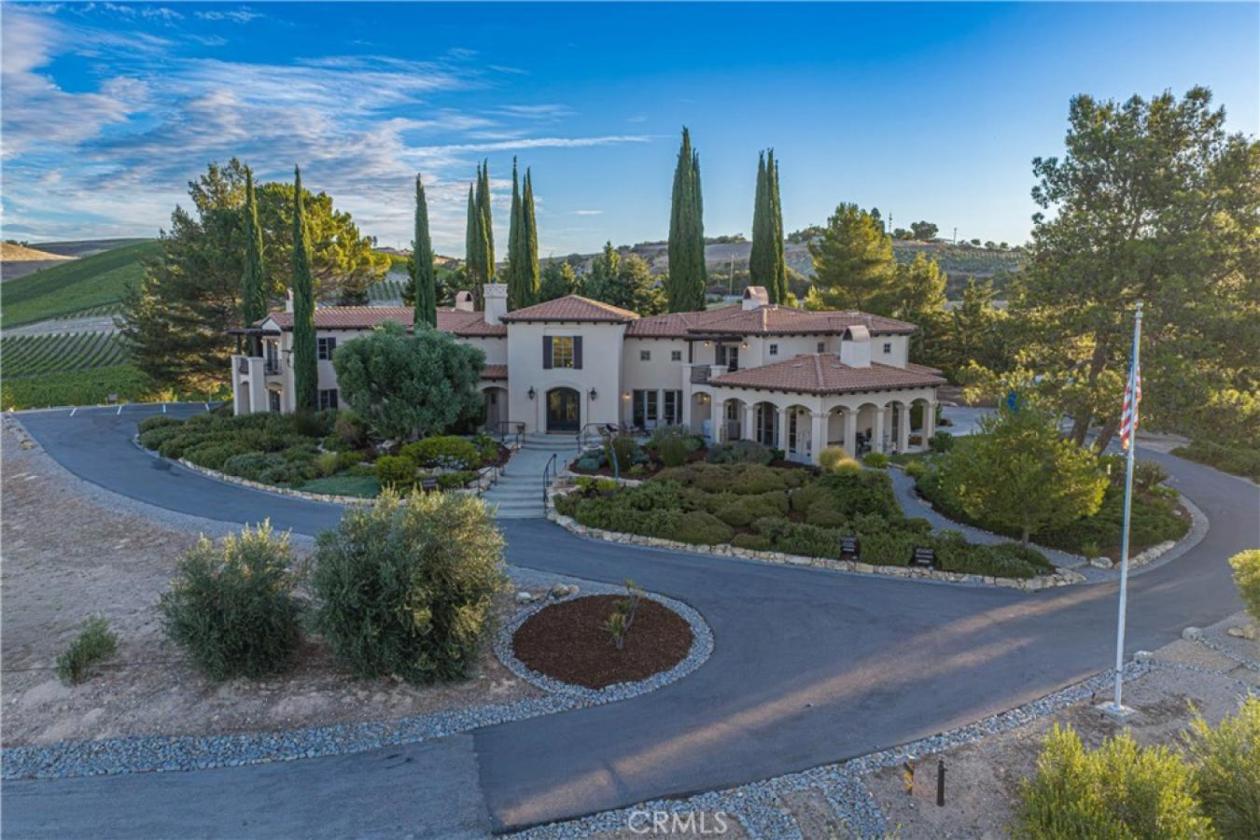 Captivating Tuscan-Inspired Estate - photo 9