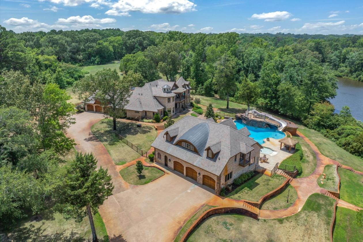 ONE OF THE FINEST ESTATE COMPOUNDS - photo 5