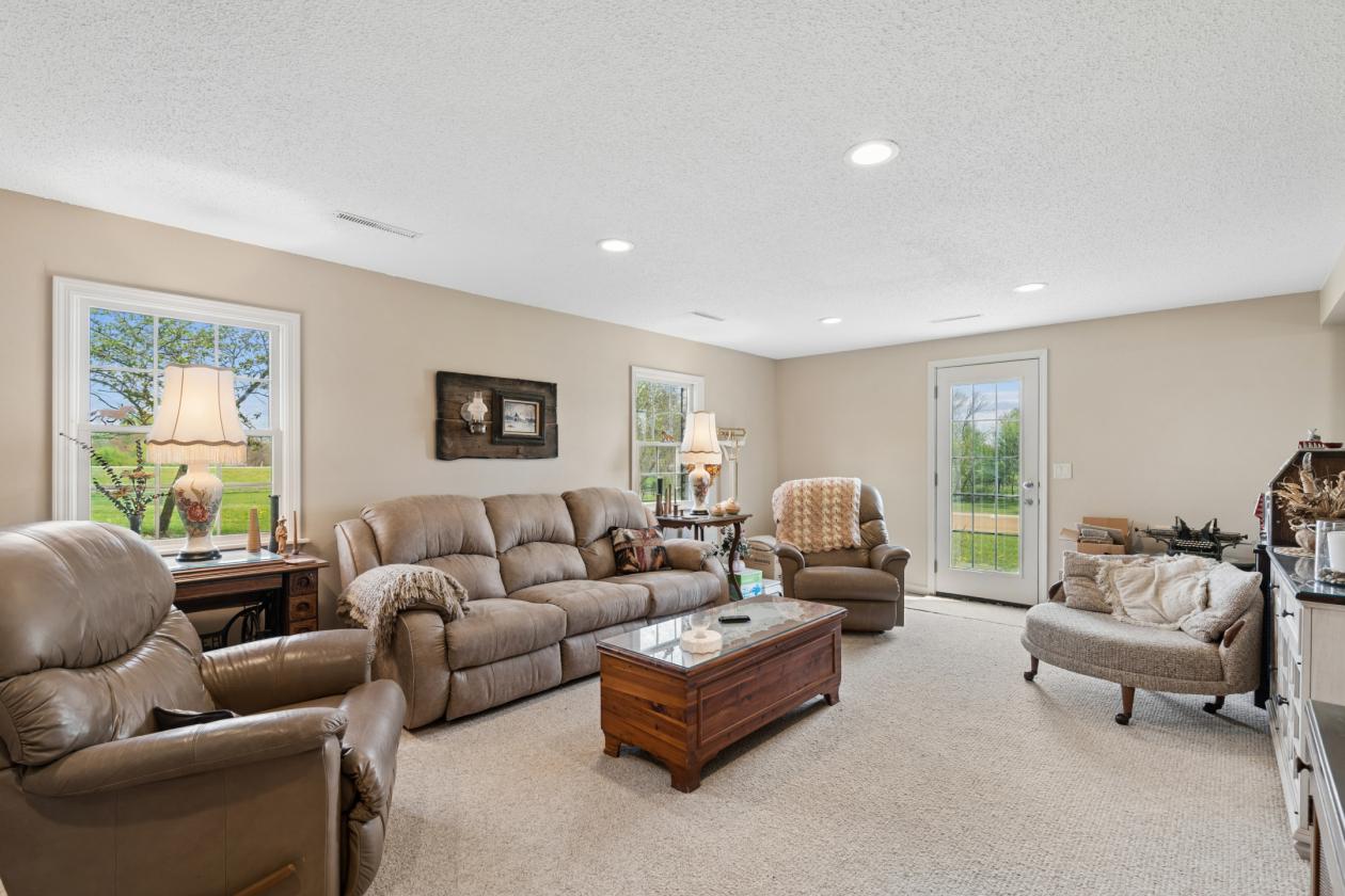 Beautiful Horse Farm with Indoor and Outdoor arena - photo 17