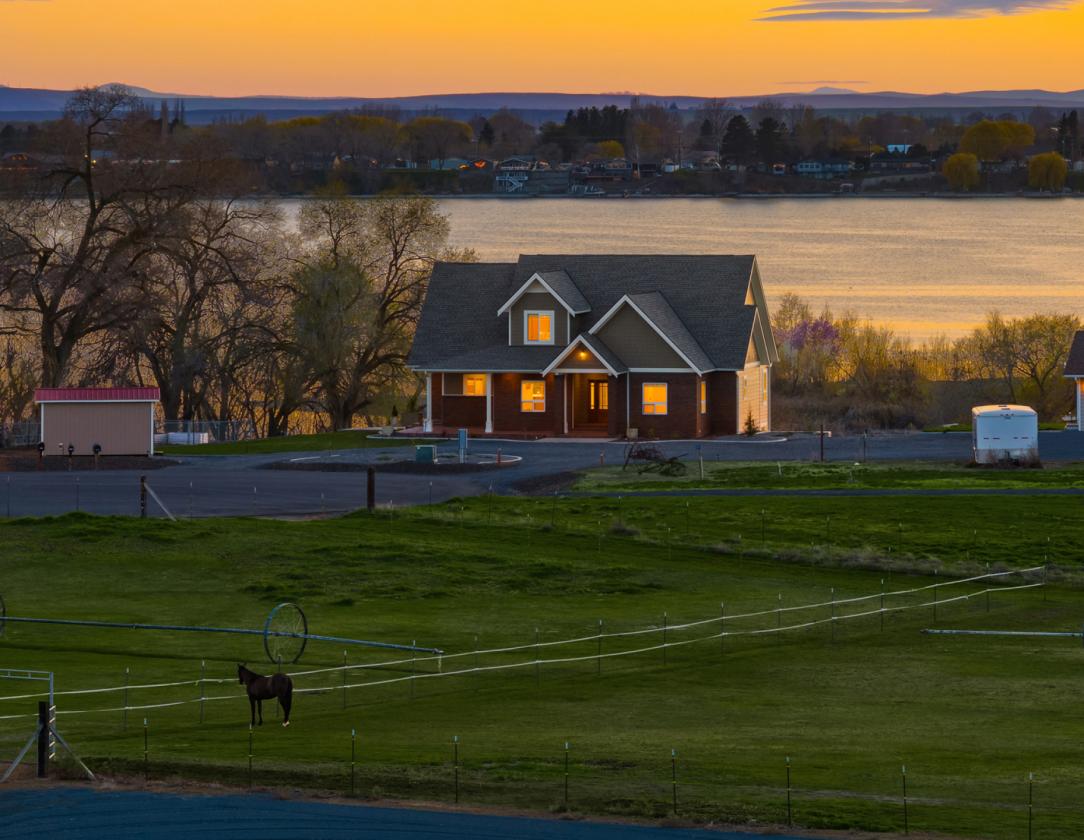 LAKEFRONT EQUESTRIAN ESTATE- TURNKEY, MULTI-USE - photo 1