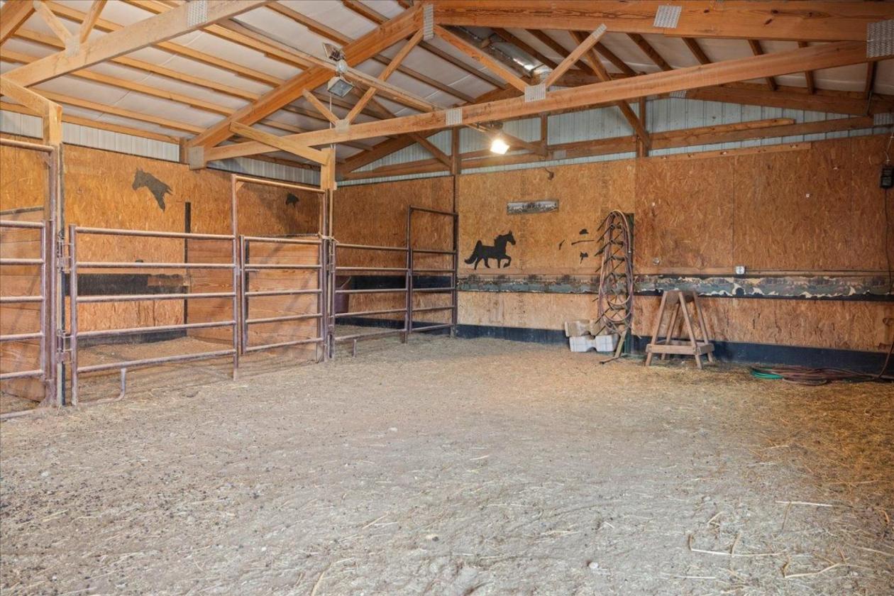 Meticulously-Maintained Horse Property - photo 18