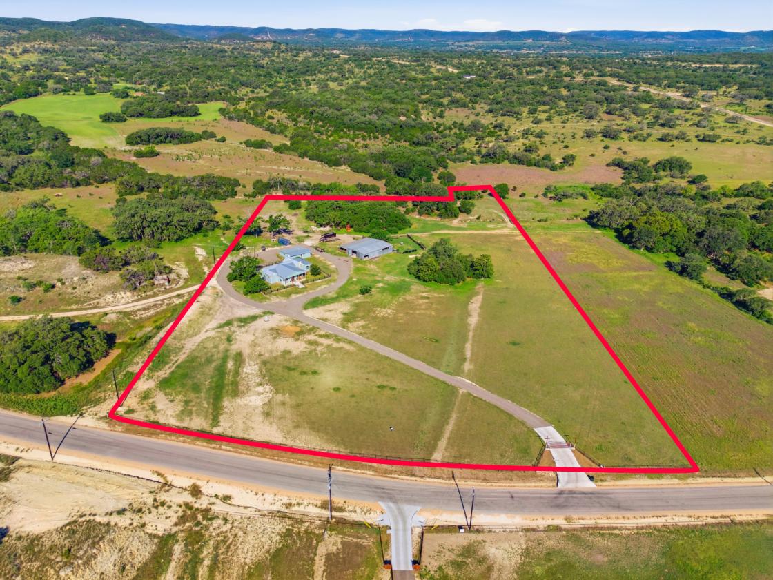 Luxury Hill Country Farmhouse | 10 Acres - photo 2