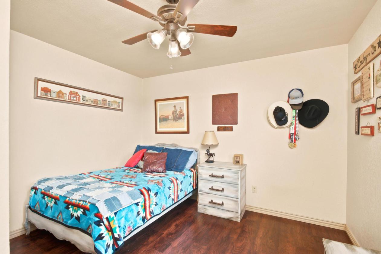 West Texas paradise with pool, barn & arena! - photo 15