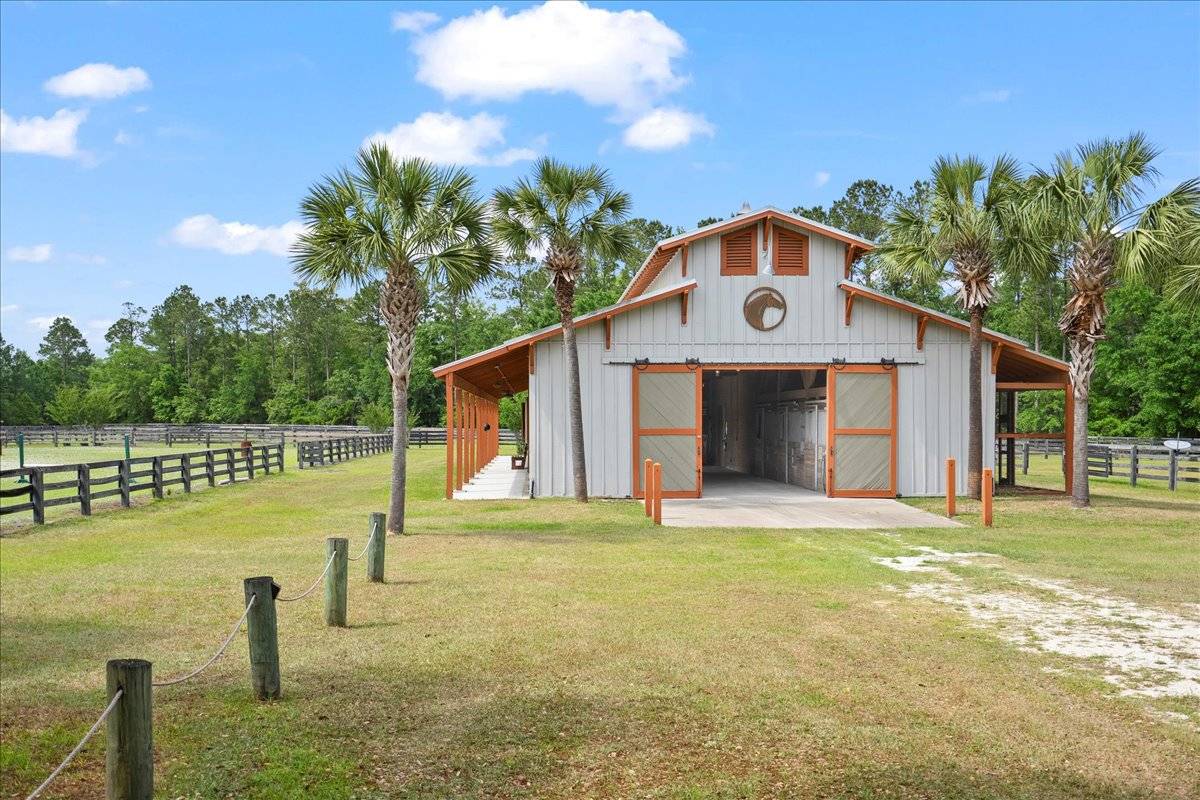 Large Stable with newly built barndominium - photo 6