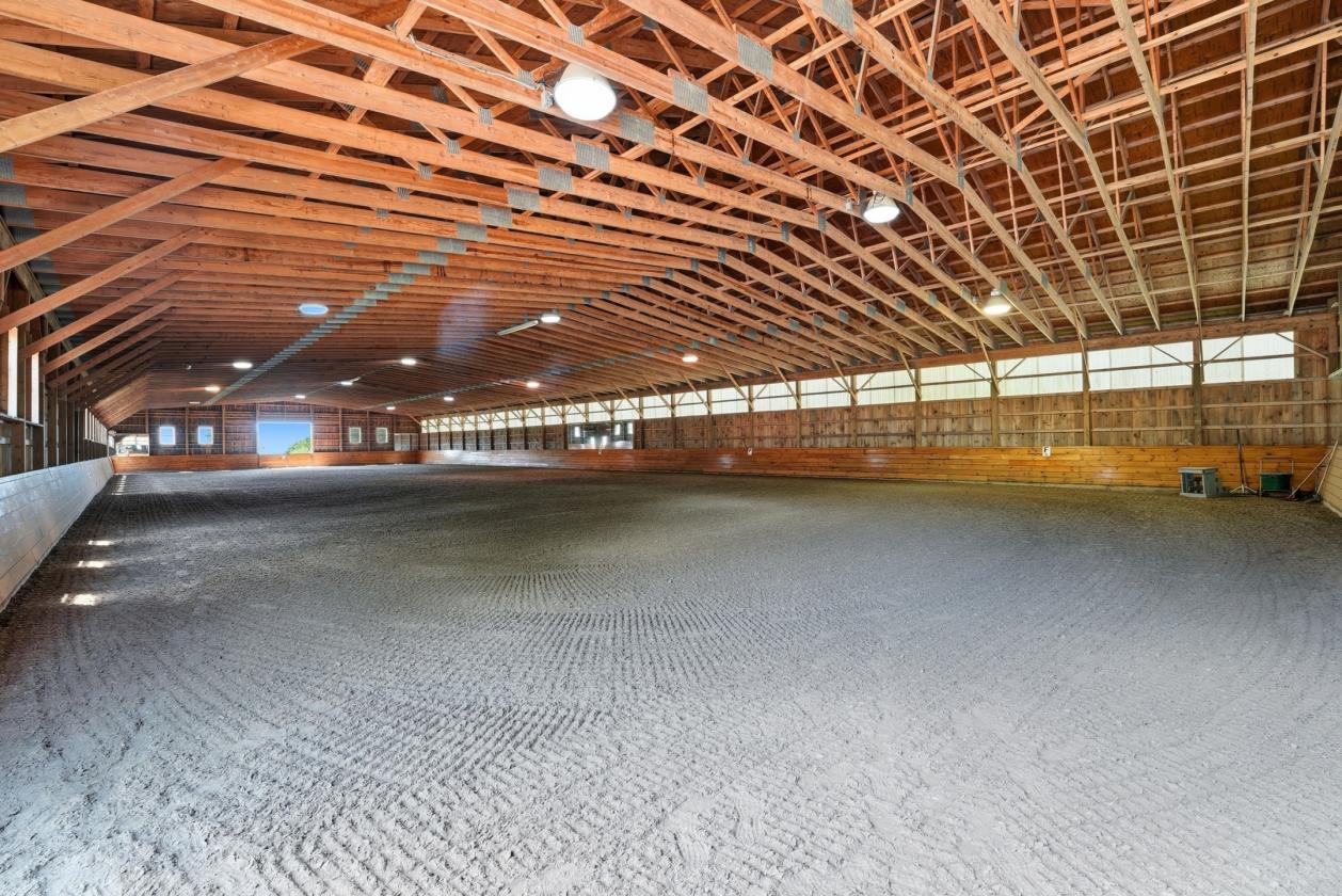Horse farm with indoor arena & distant views - photo 21