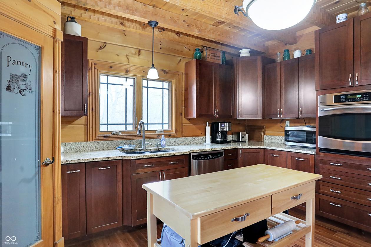 Stunning Barna log home on over 12 acres - photo 8