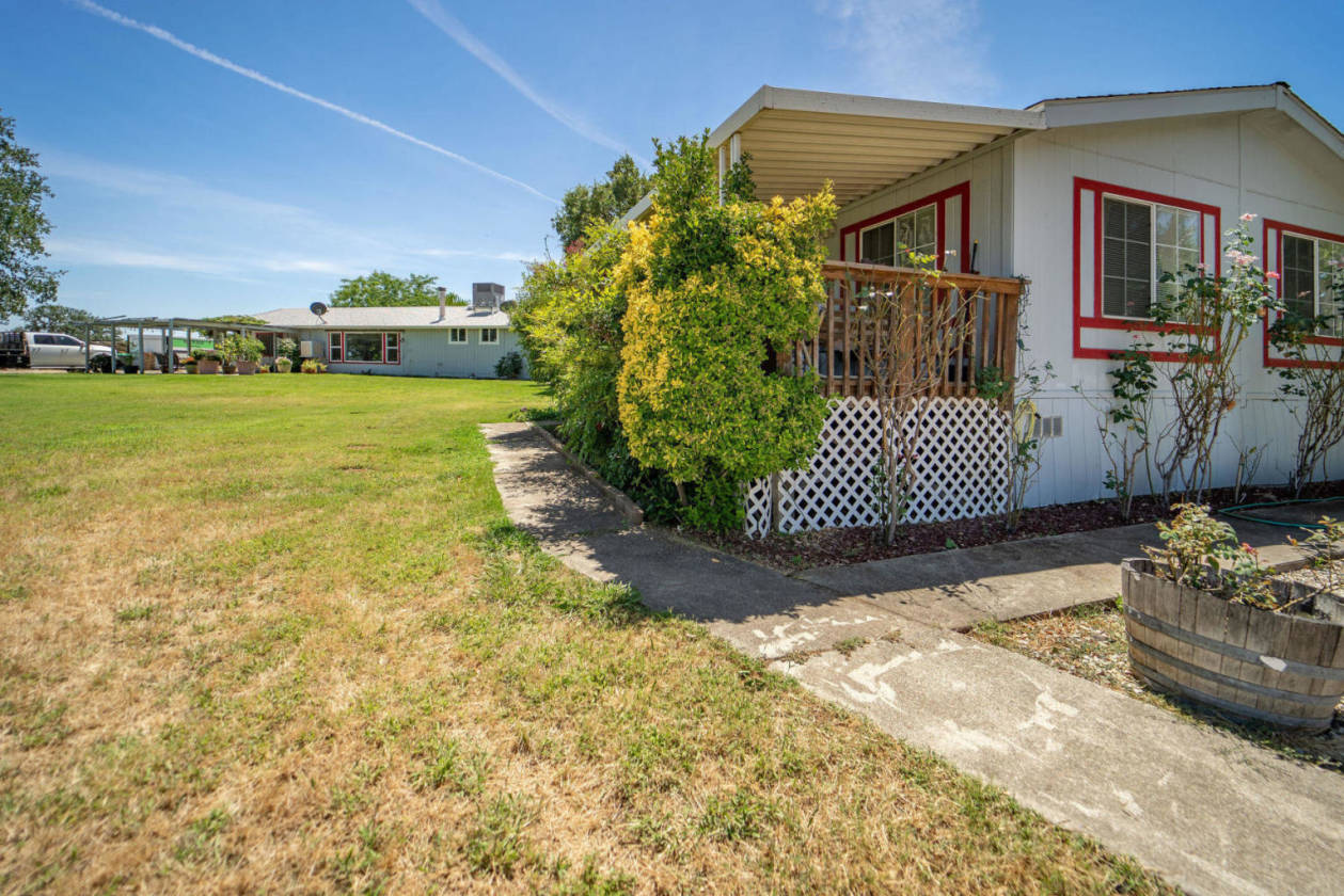 Equestrian property featuring 20 beautiful arces, 2 seperate homes