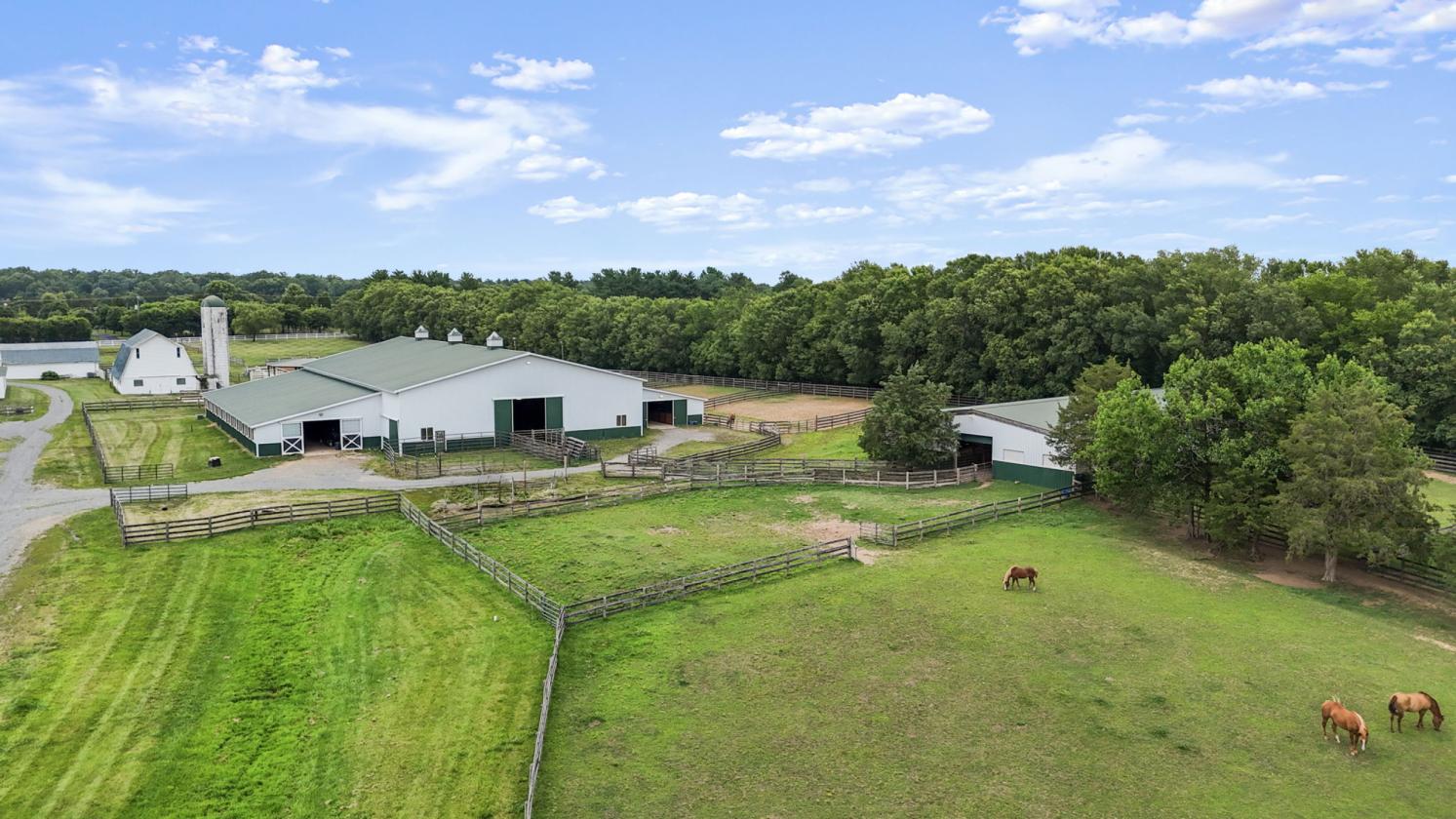 57 Stalls Indoor Arena ~Outdoor Arena ~25 Acres - photo 17