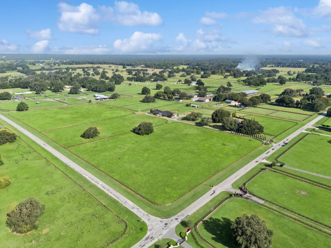 LUXURY TURNKEY 28.62-ACRE EQUESTRIAN ESTATE - photo 3