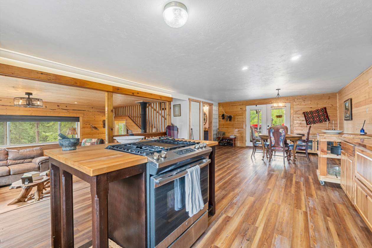 Columbia River views on 14 acres w/room for horses - photo 9
