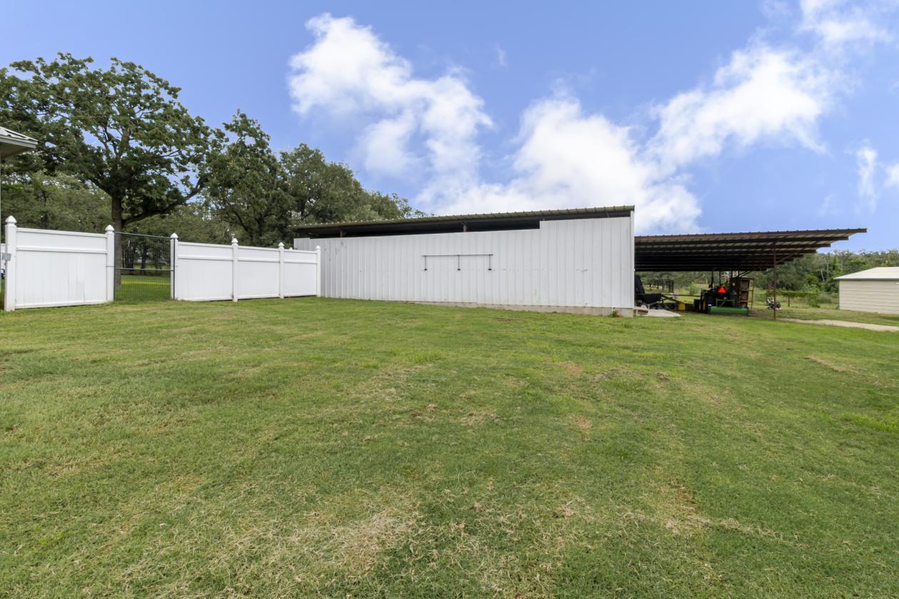 Beautiful home on 5 acres + Guest House - photo 19