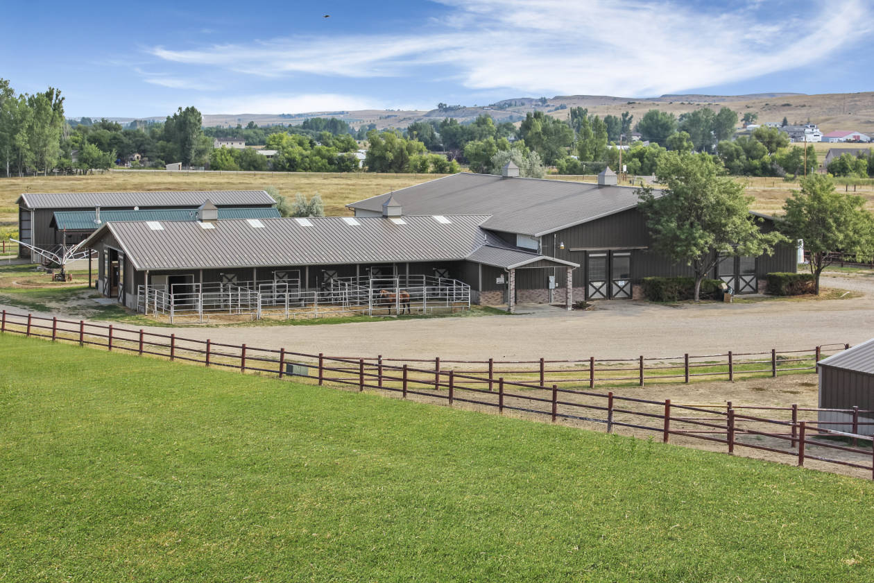 Beautiful equestrian estate with indoor arena, 104 acres & mountain