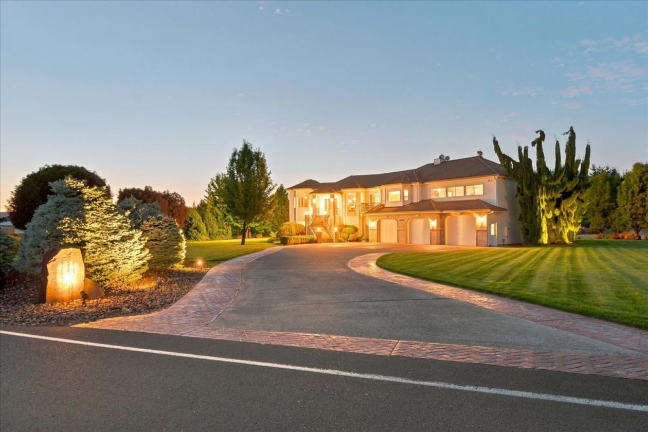 Custom Home on 7+ Acres in West Ridgefield - photo 1