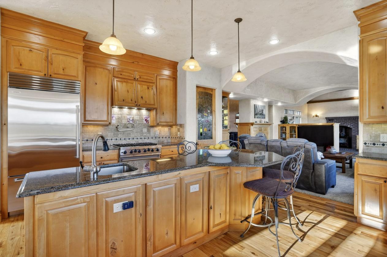 Custom Home on 10+Acres, Indoor Arena, 6 stalls - photo 5