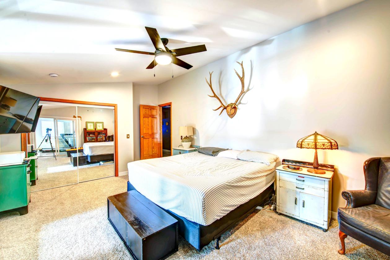 Gorgeous equestrian estate on 34.5 acres - photo 17