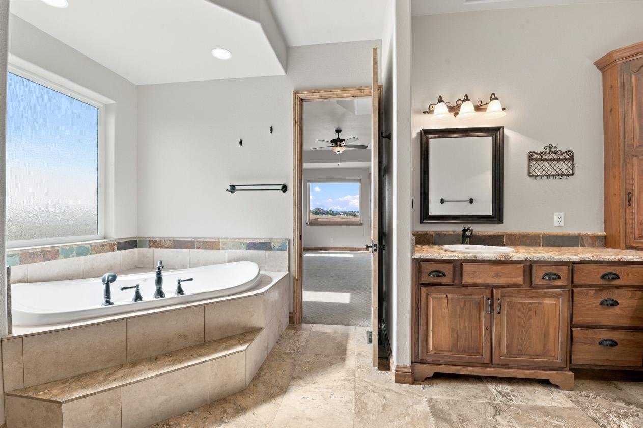 Gorgeous Mountain Contemporary Home on 35 Acres - photo 12