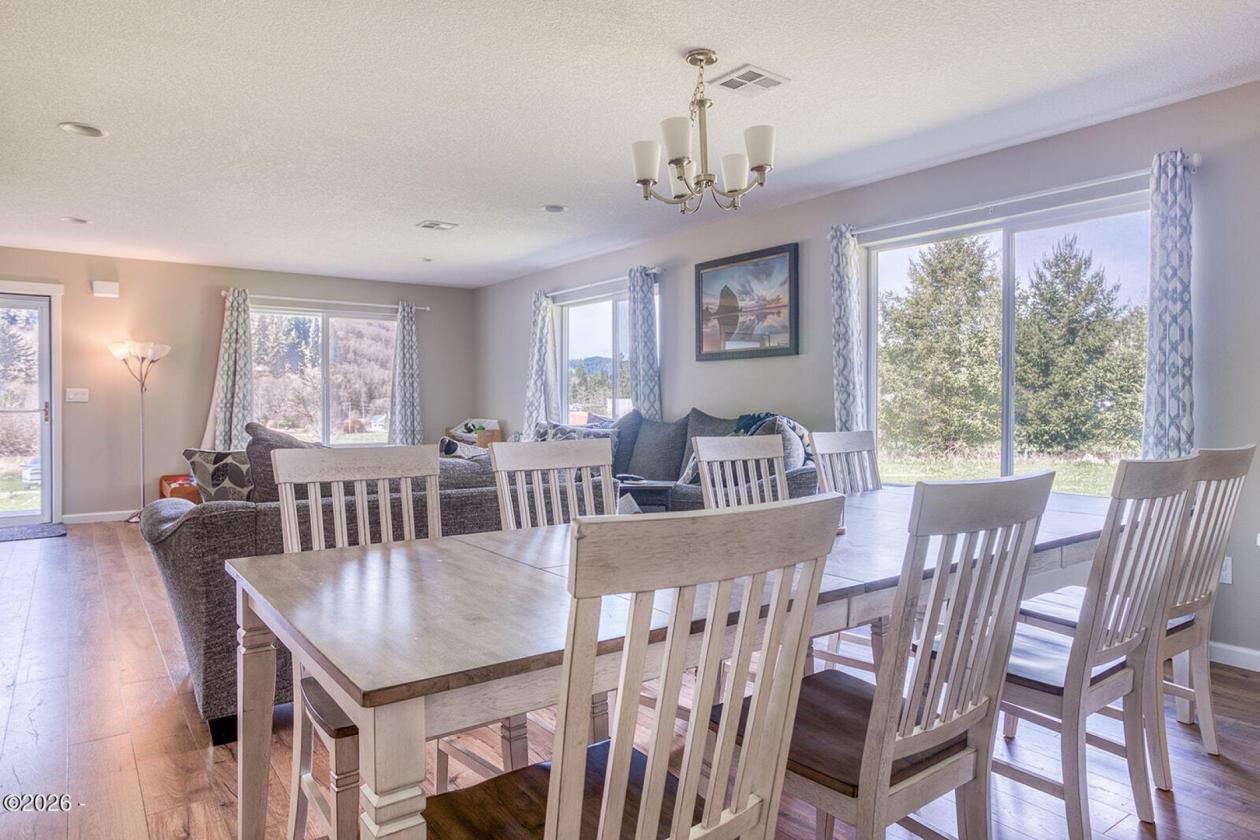 One-Owner HiLine Home Set on 2.92 Acres - photo 8