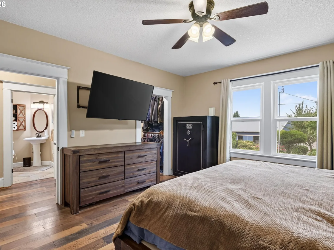 Luxury Equestrian Estate with 35 Stalls! - photo 17