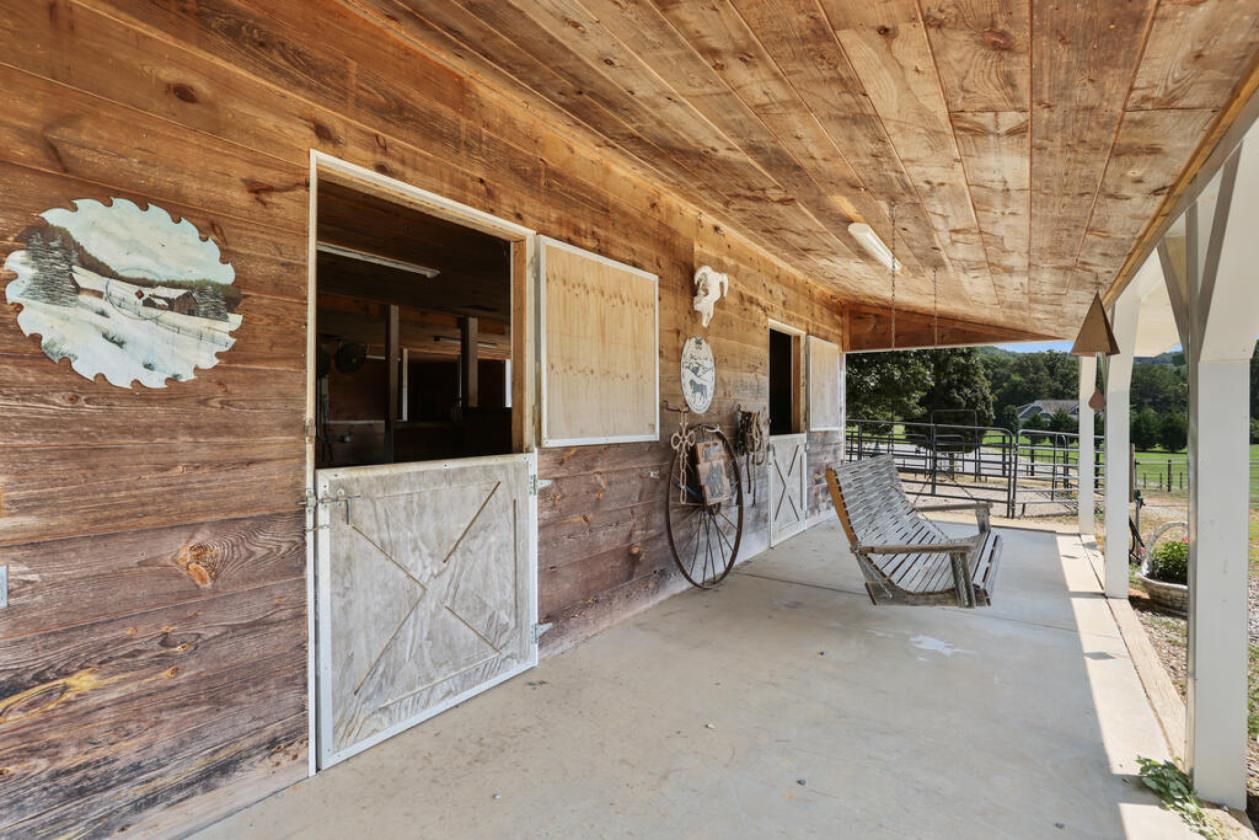 Mountain Equestrian Estate on 7.84 Acres - photo 27