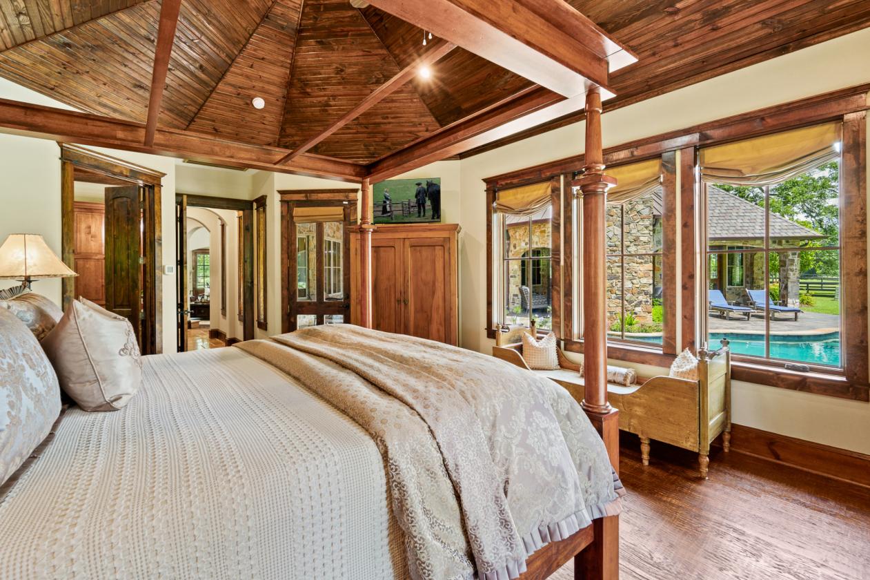 Extraordinary Estate on 7.8 Acres, 6-Stall Barn, & Dressage Arena - photo 22