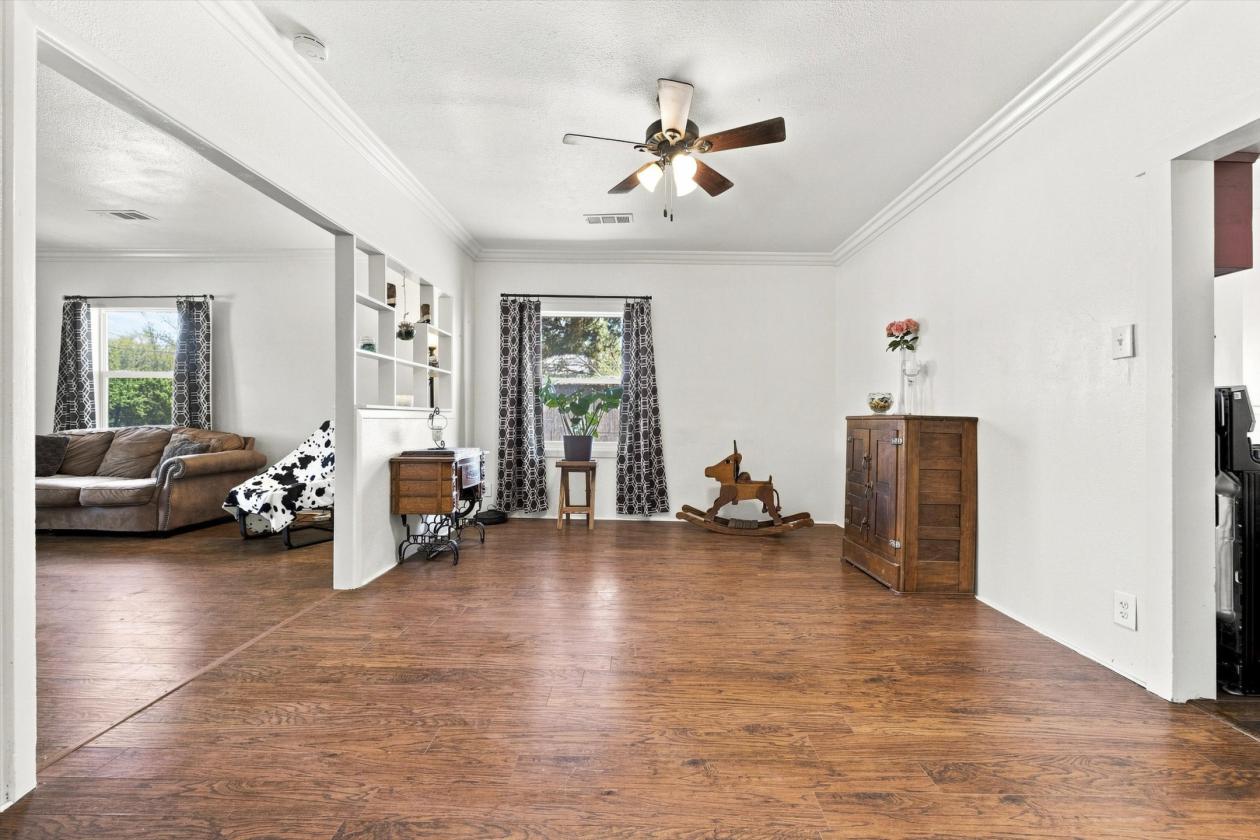 Luxury equestrian estate with a large riding arena - photo 8
