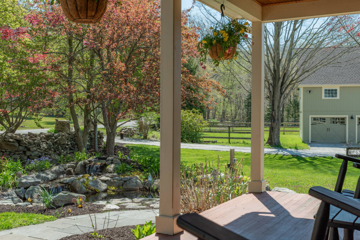 Beautiful horse property 4 stall barn ring and... Killingworth