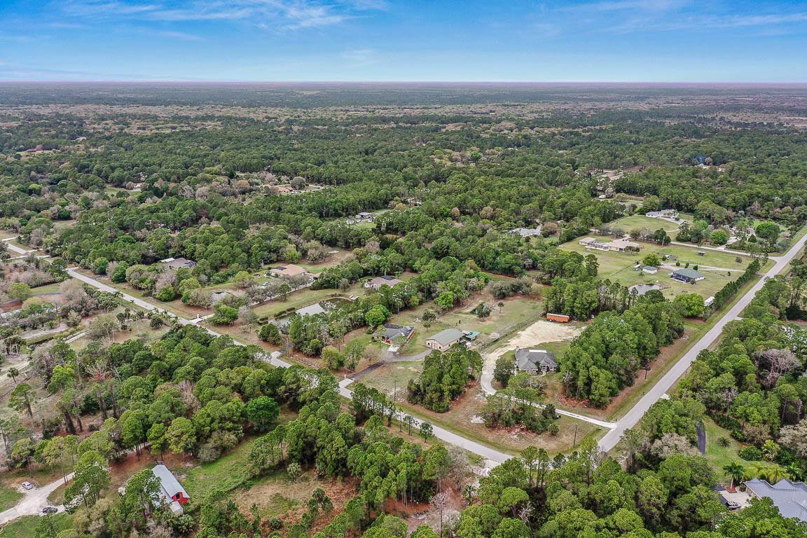 Movein ready pool home, huge barn on 3 fenced acres North Port