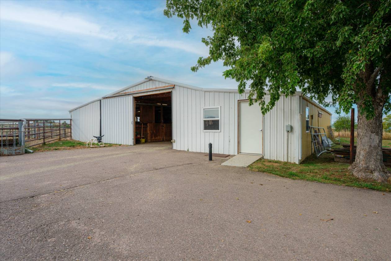 T Lazy J -Roping Arena, 6-Stall Barn & Custom Home - photo 20