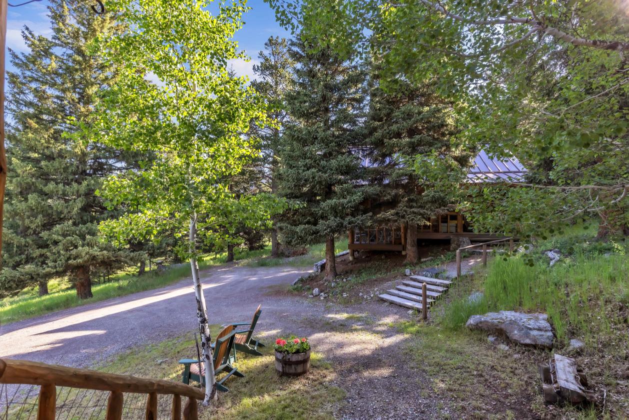 Mountain cabin with pasture and views - photo 8