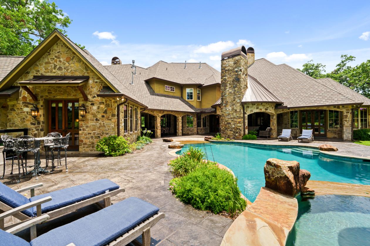 Extraordinary Estate on 7.8 Acres, 6-Stall Barn, & Dressage Arena - photo 26