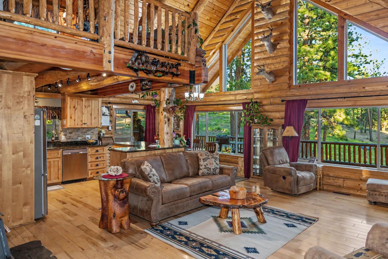 Stunning Log Home on 38.7 ac w/ barn & round pen - photo 14