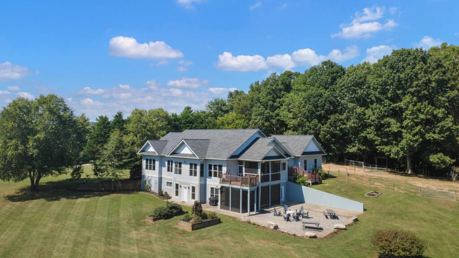 Mountain Equestrian Estate on 7.84 Acres - photo 10