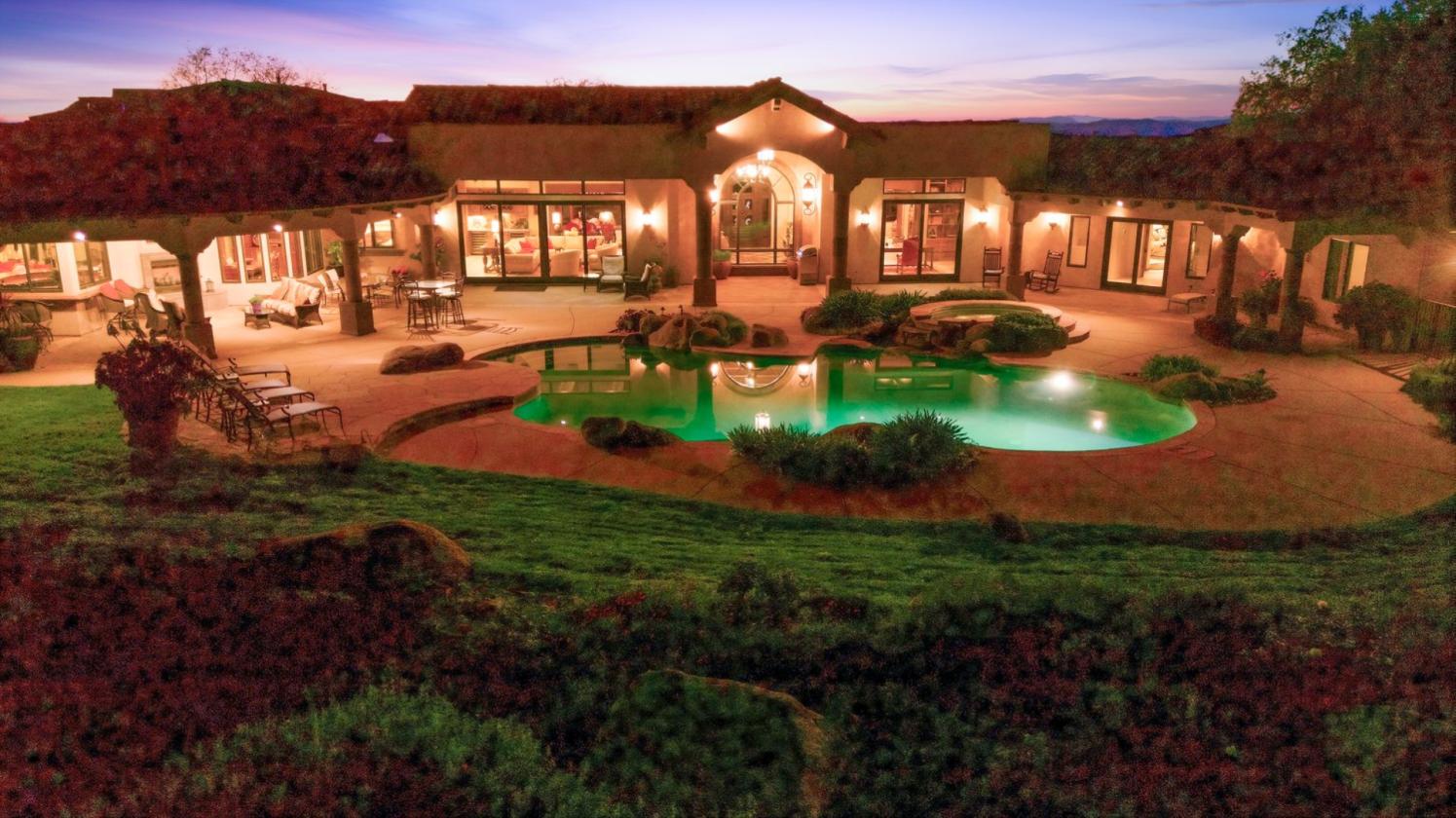 Luxury Equestrian Estate, Resort home, 352 Acres - photo 4