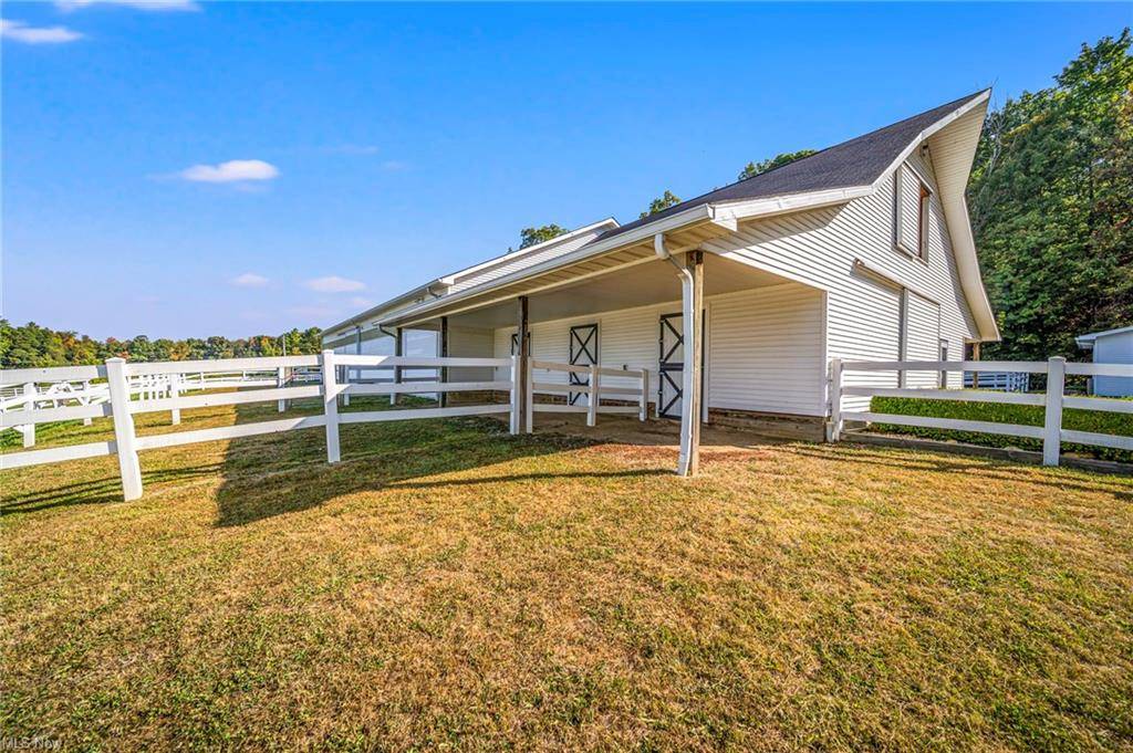 EQUESTRIAN COUNTRY ESTATE WITH CUSTOM HOME & BARN ON BEAUTIFUL PARK-LIKE SETTING - photo 13
