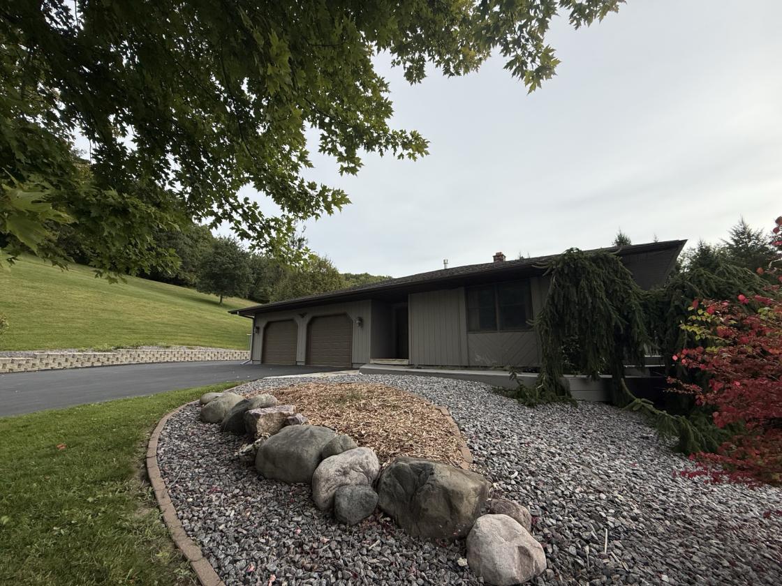 Executive estate on 9.5 wooded acres - photo 4