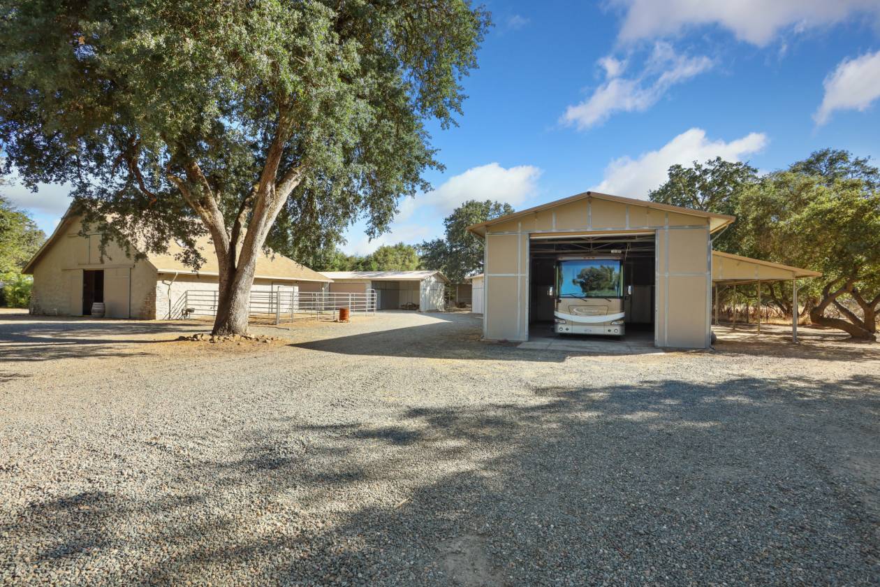 Estate with 7 pastures, 2 homes, lake, Vineyard - photo 21