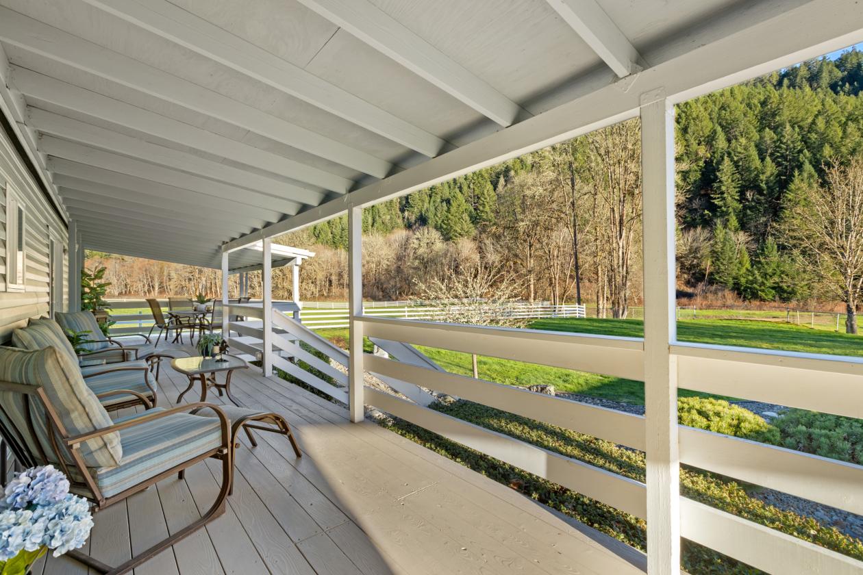 Experience True Country Living on This S. Oregon Estate - photo 24