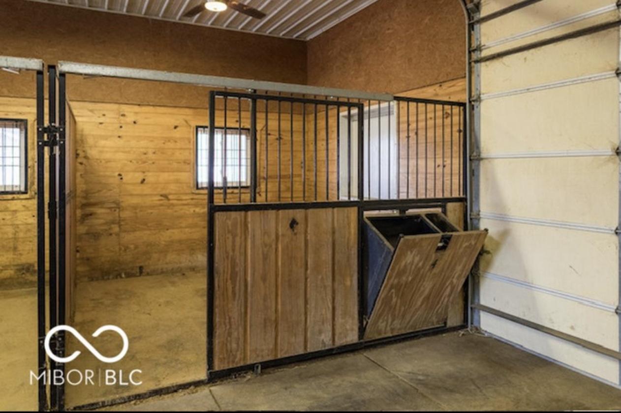 Private horse property with a modern touch! - photo 5