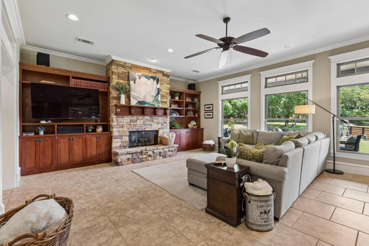 Hill Country Farmhouse Equestrian Estate 6.5 acres - photo 8